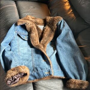 Vintage-Inspired Denim Jacket with Faux Fur Trim - Blue